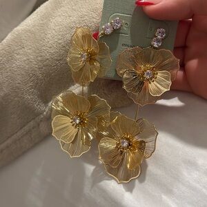 Atterri/women owne / Golden flower earrings and shiny stones